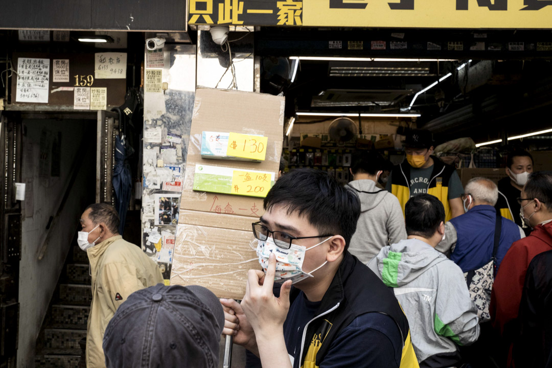 2022年3月1日,港府于2022年2月底宣布,将以市民自行进行快速抗原测试以取代部分围封强检。市面出现抢购潮﹐深水埗市民不惜高价抢购快速抗原测试包,其后测试包短时间内价格大幅下降。