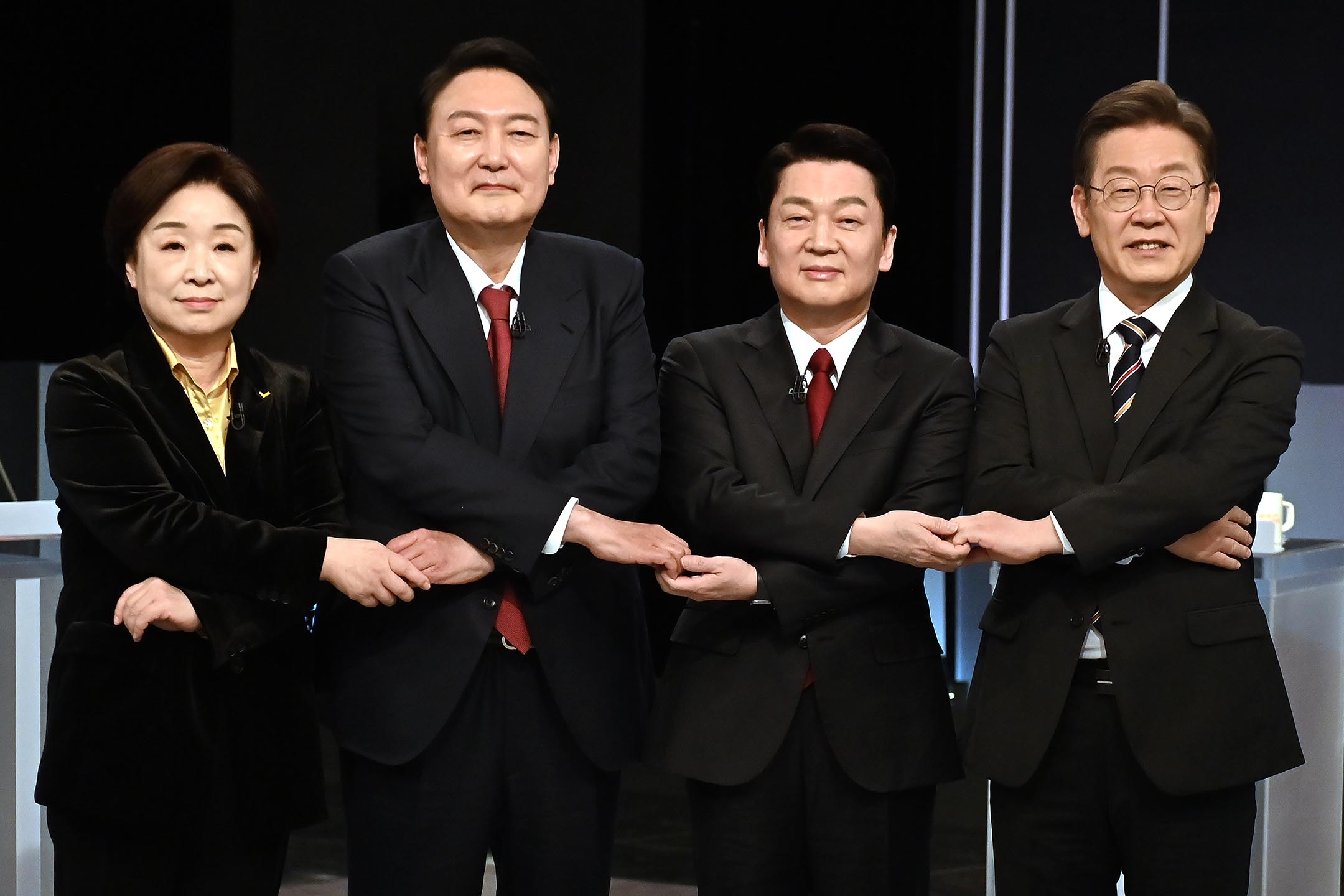 2022年2月21日,国民力量党候选人尹锡悦、正义党候选人沈相奵、国民之党总统候选人安哲秀、共同民主党总统选举候选人李在明,在总统选举电视辩论前合影。