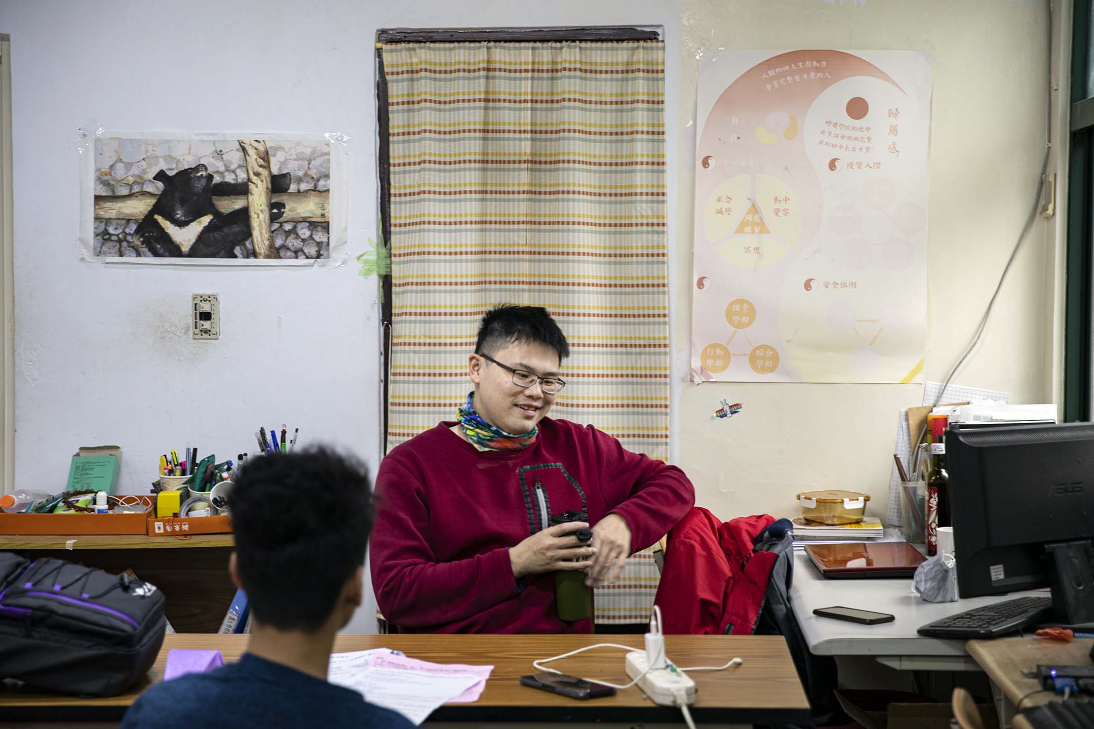 高瑋呈在台北市社區課輔班「魔豆學院」擔任輔導老師。