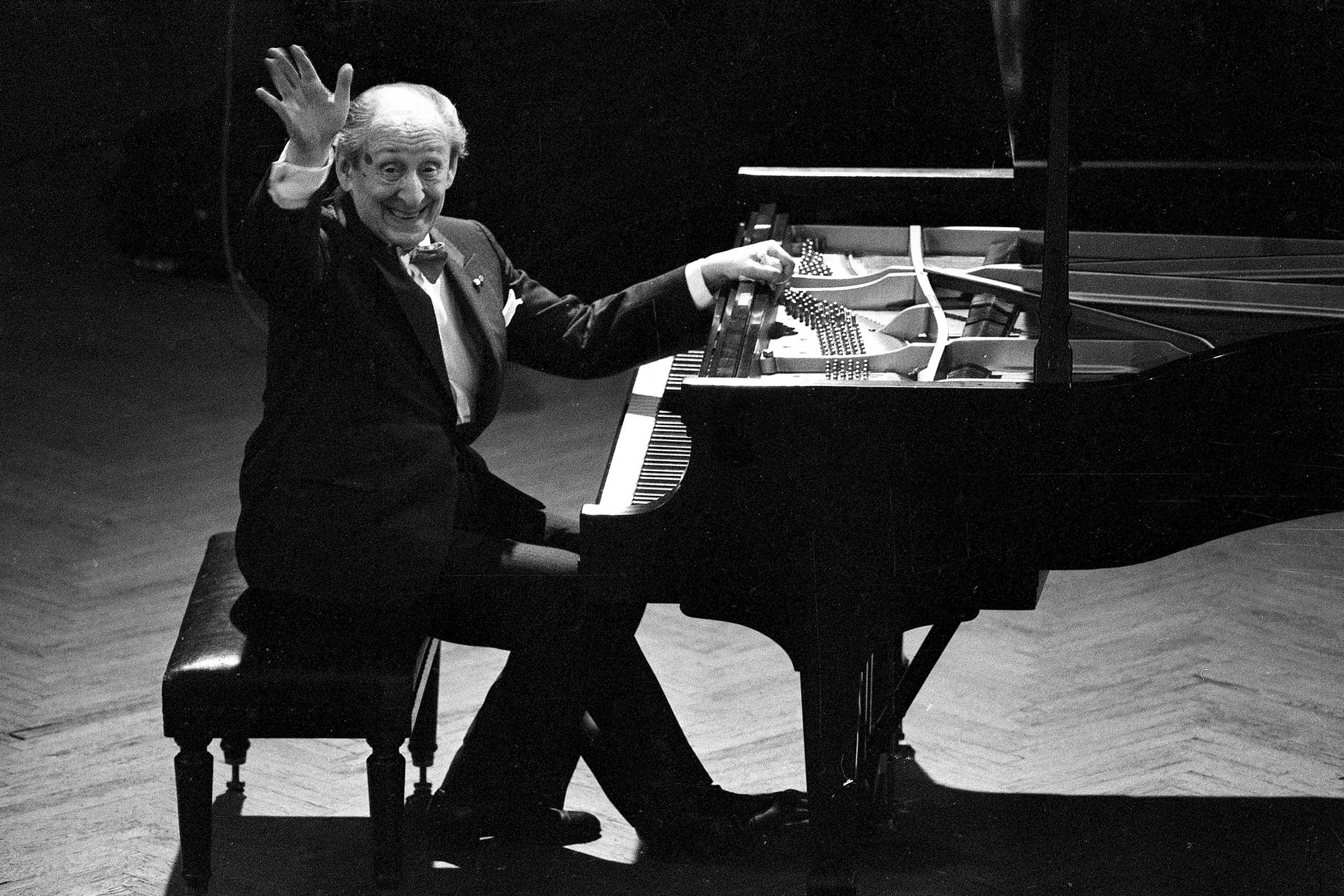 1986年4月20日,钢琴家荷洛维兹(Vladimir Horowitz)在莫斯科向观众挥手致谢。
