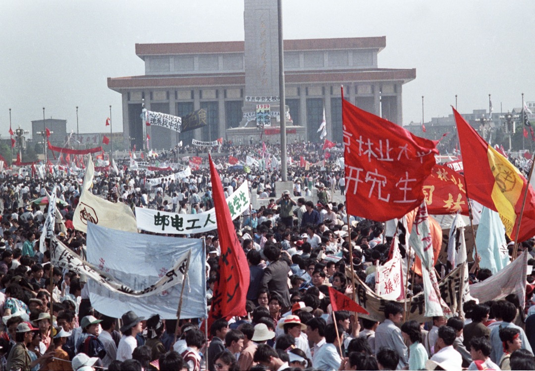 1989年5月17日,北京,天安门广场上聚集数千名罢课学生。