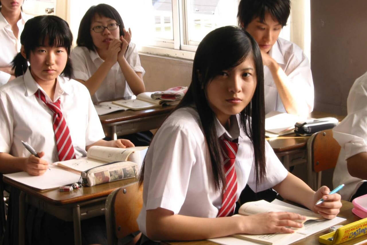 园子温2006年执导的电影《纪子的餐桌》,演员吉高由里子饰演女主角岛原由佳。