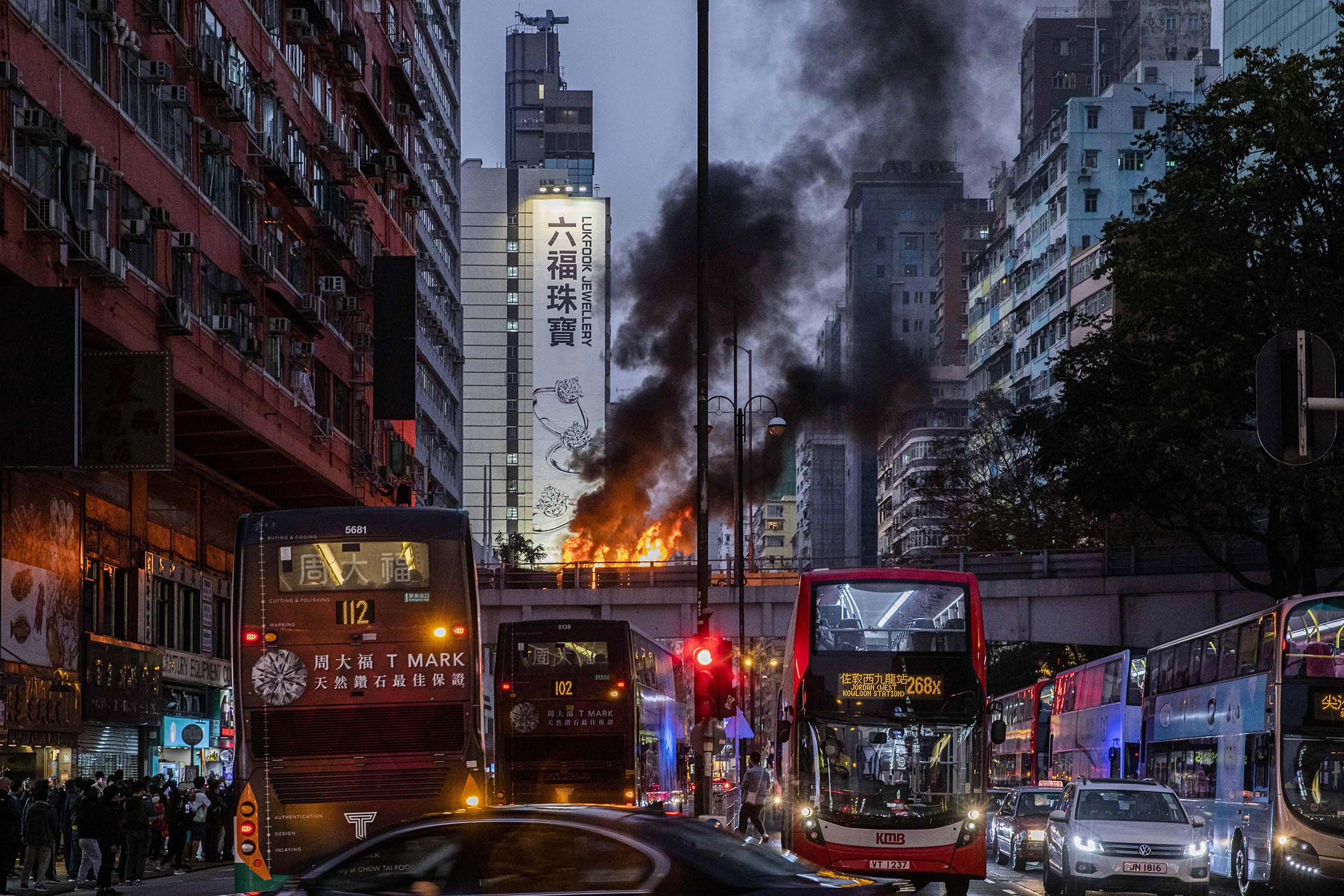2021年1月23日,香港佐敦發生一宗交通事故,一輛汽車在高架橋上起火。