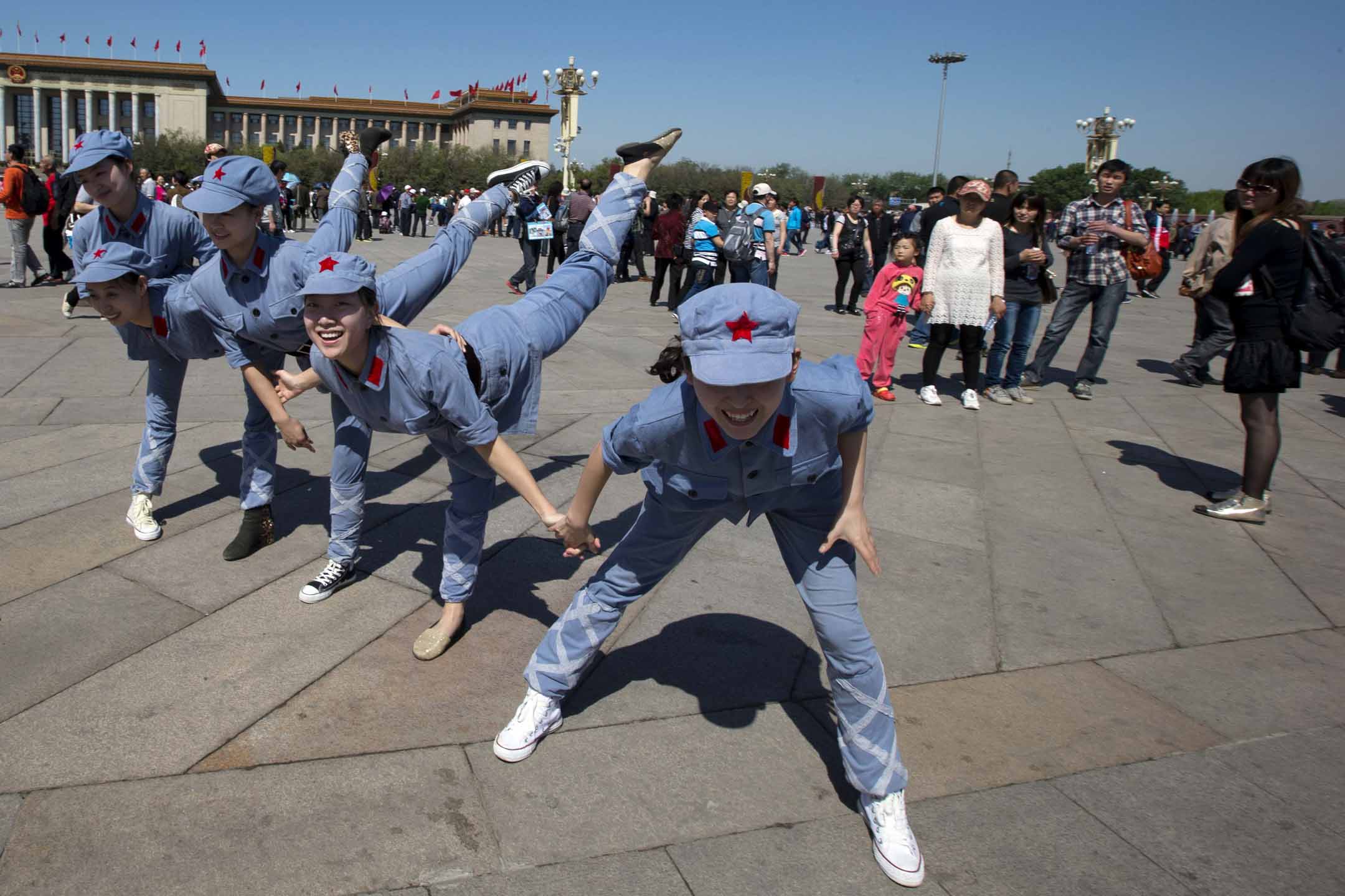 2013年4月30日,北京五一节前夕,女孩打扮成红军士兵在天安门广场拍照。
