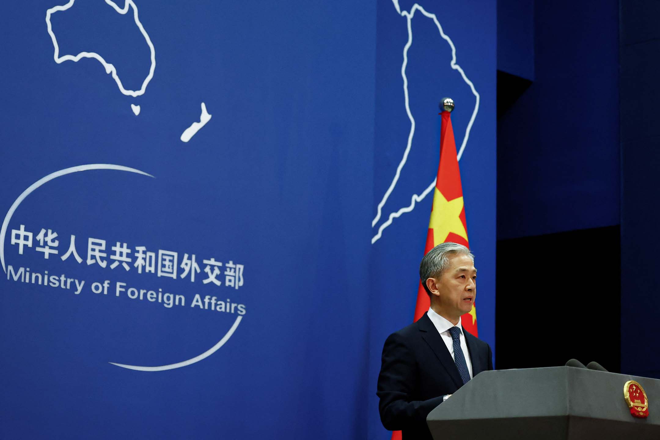 2022年3月3日,中国北京,中国外交部发言人汪文斌在新闻发布会上讲话。