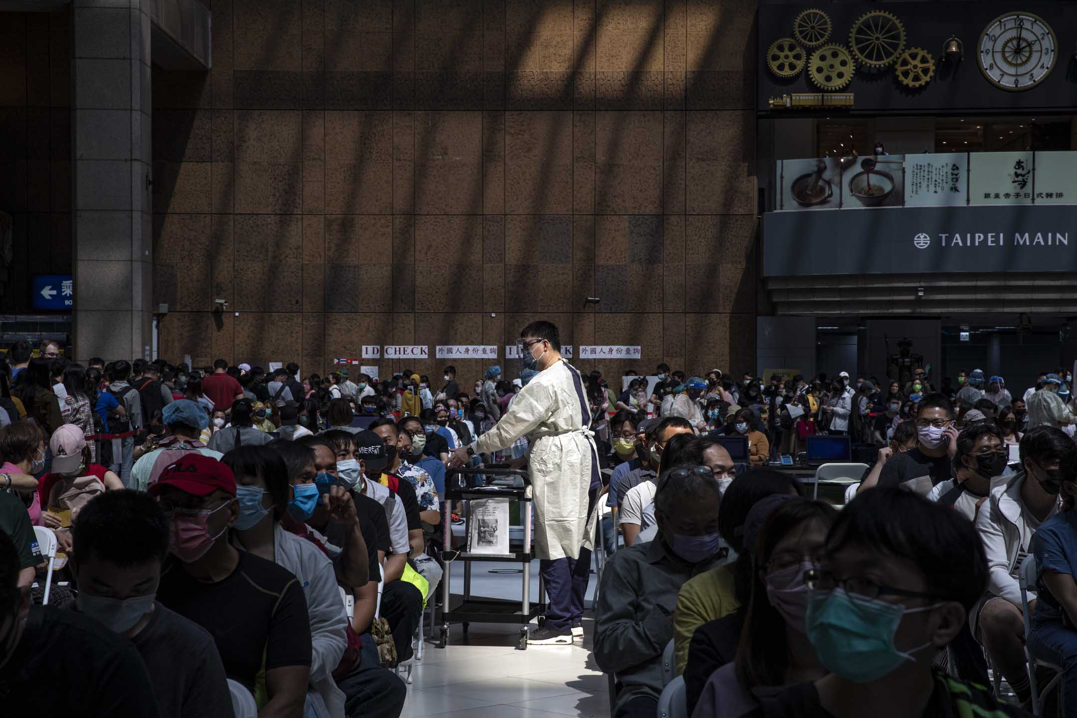 2022年4月23日,台北车站,一名医护人员为等待接种疫苗的人收集资料。