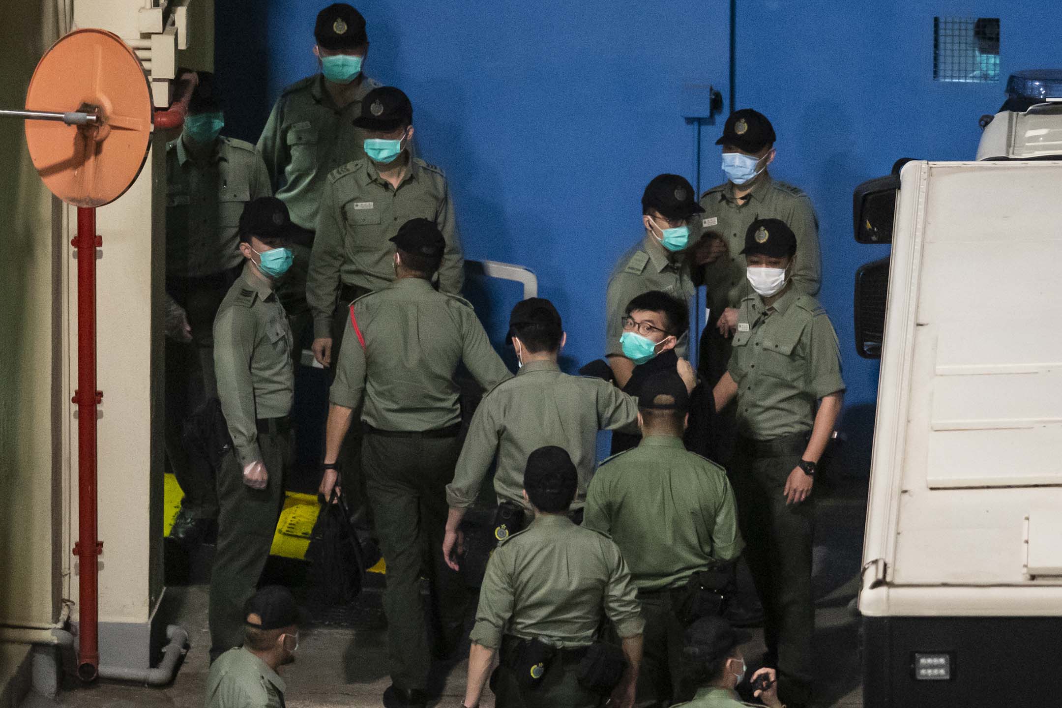 2021年3月2日,香港47名民主派人士因組織和參與「35+初選」被控串謀顛覆國家政權罪提堂,被告黃之鋒被押解到荔枝角收押所。