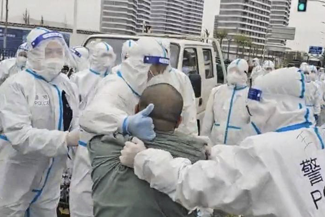 防疫人員在衝突中帶走居民。