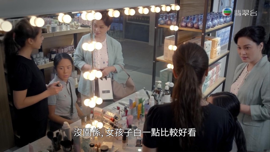 在劇中,女僱主恰恰就有一句對白:「沒關係,女孩子白一點比較好看。」然後,變態主人家把黃婉華飾演的工人Louisa漂白到像自己女兒一樣。