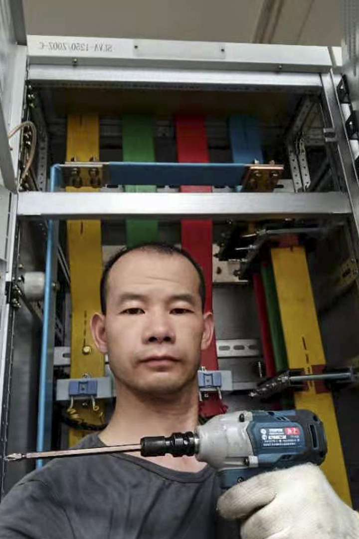 在蘇州一個生產配電櫃的工廠工作的全桂榮。