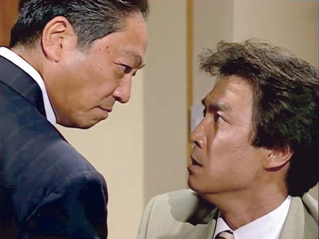 在电视剧《大时代》(1992)中,曾江(左)饰演龙成邦一角。