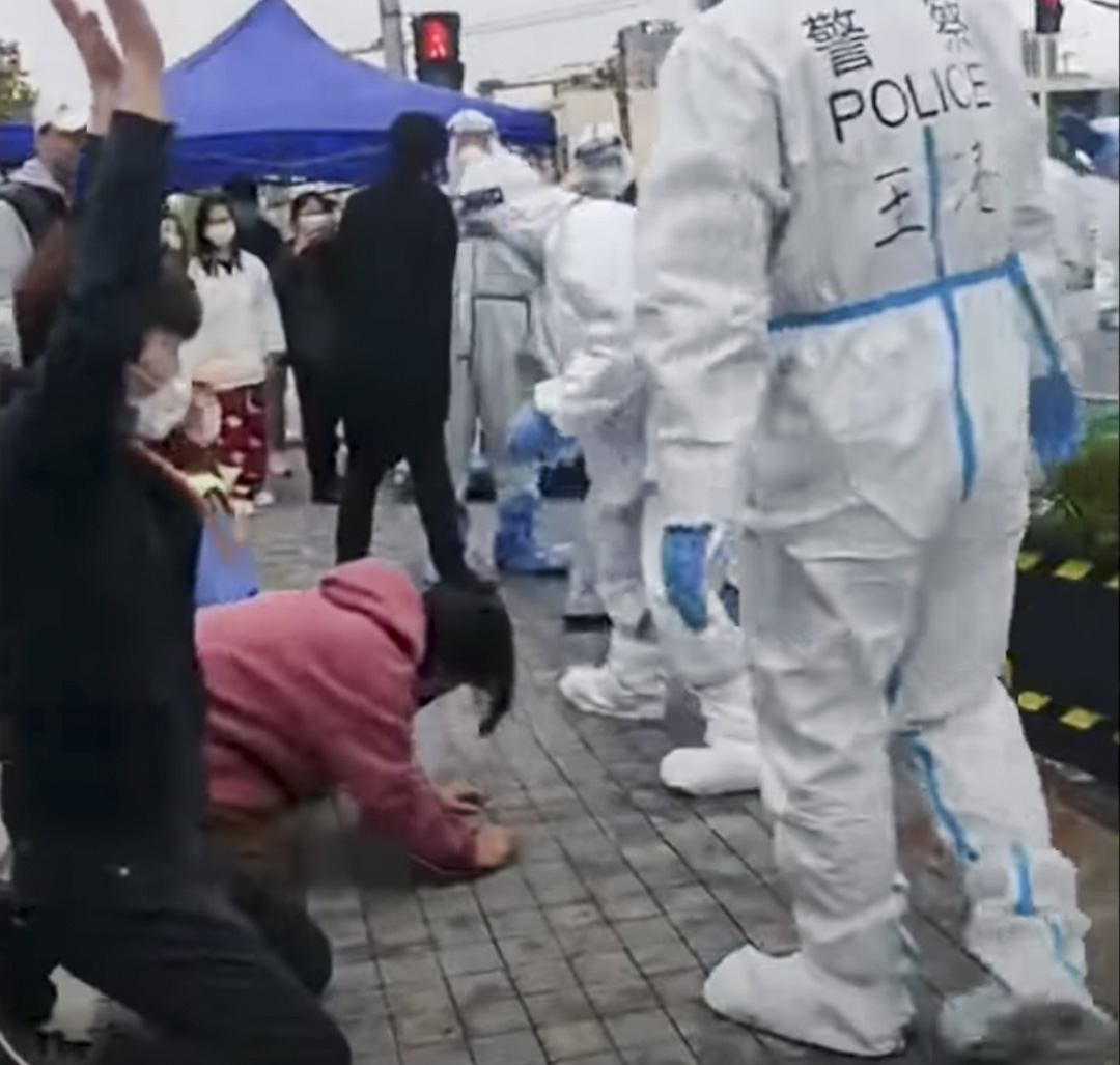 有張江納仕國際社區的居民向防疫人員下跪。