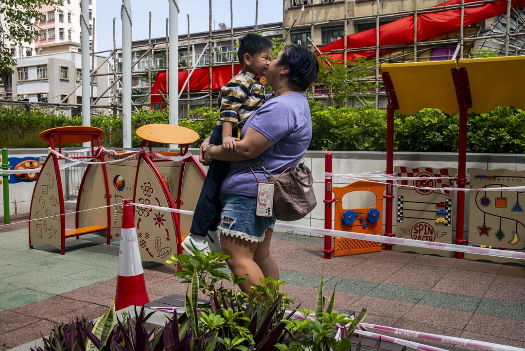 媽媽Kinki 與6歲的兒子文諾已很久沒有進入遊樂場玩耍。