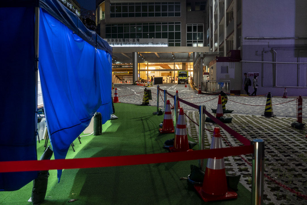 2022年3月12日,香港港安医院外设置临时帐篷,以应对疫情,医院表示若有已入院病人检测阳性,会继续尽力让病人留院内接受医治。