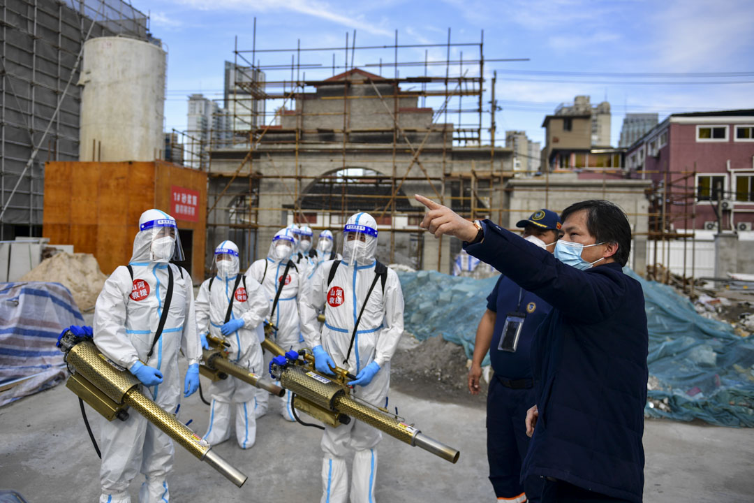 2022年4月17日,上海,來自蘭州的志願者團隊準備在一個建築工地消毒。