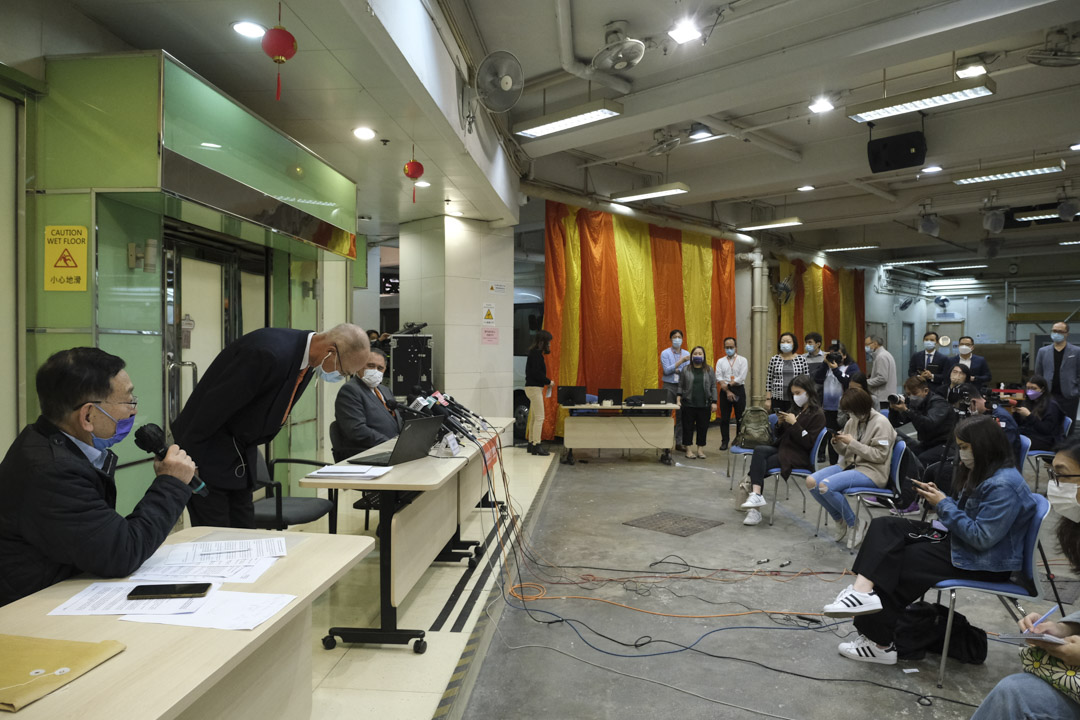 2022年1月26日,香港保護兒童會轄下「童樂居」爆虐兒醜聞,獨立檢討委員會發表中期報告記者會﹐香港保護兒童會執行委員會主席夏穆(左)向公眾及有關兒童鞠躬致歉。