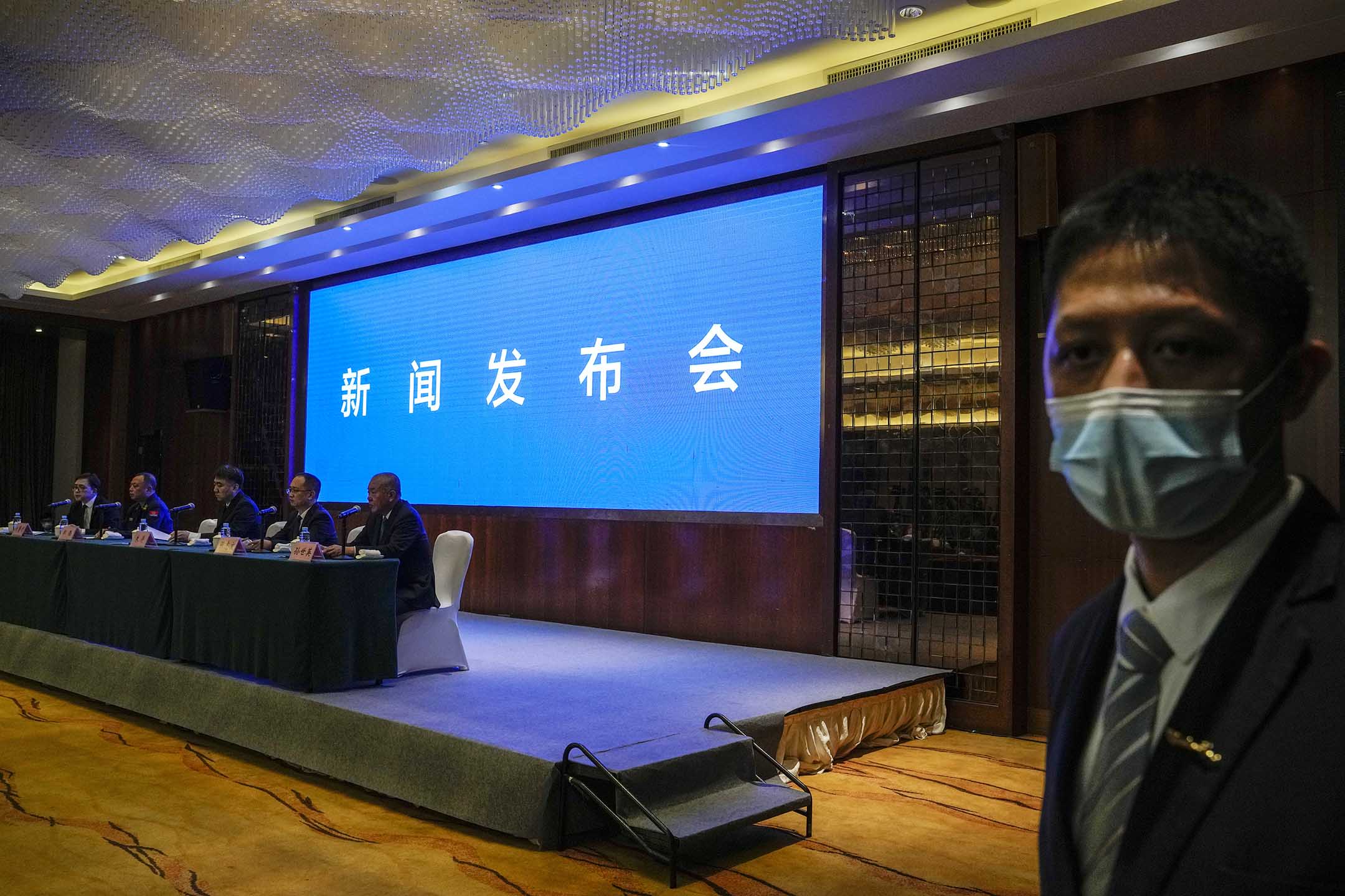 2022年3月22日,廣西梧州市的一家酒店,中國民用航空局航空安全辦公室主任朱濤(左三)、孫世英(左五)現任東航雲南有限公司董事長,出席空難後的新聞發布會。