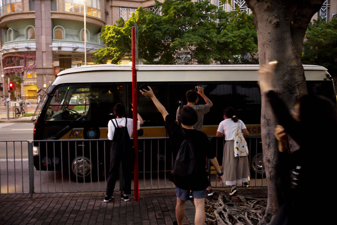 2021年9月29日,香港西九龍法院外有市民為囚車送別。