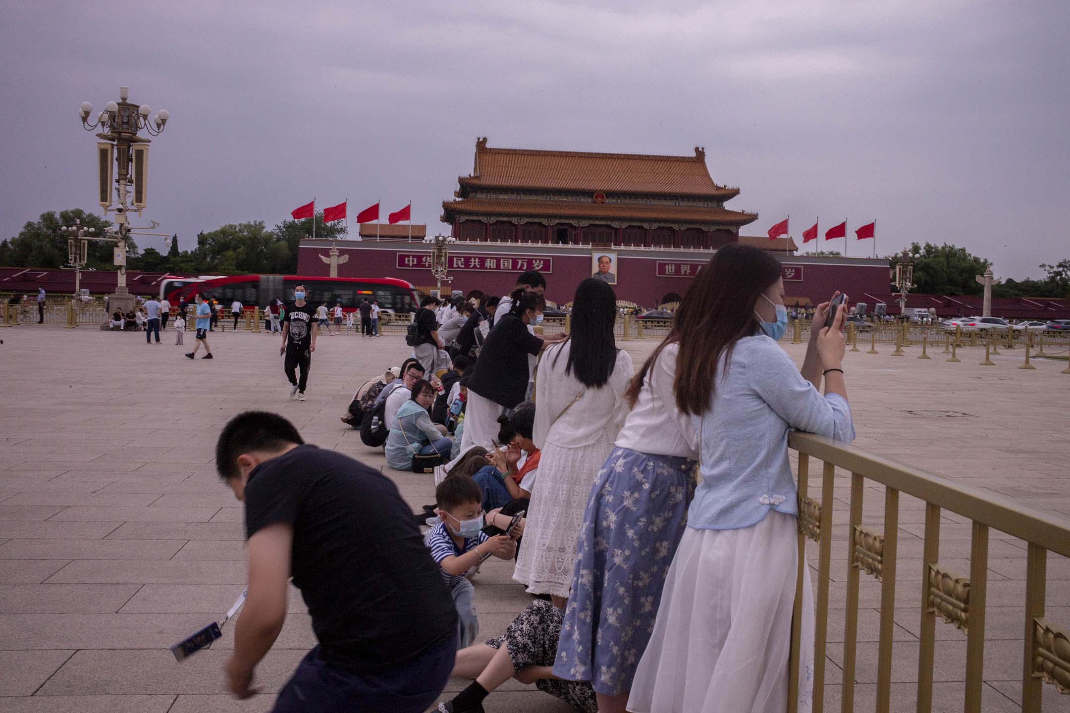 2021年6月1日,中國北京的年青人等候天安門降旗儀式。