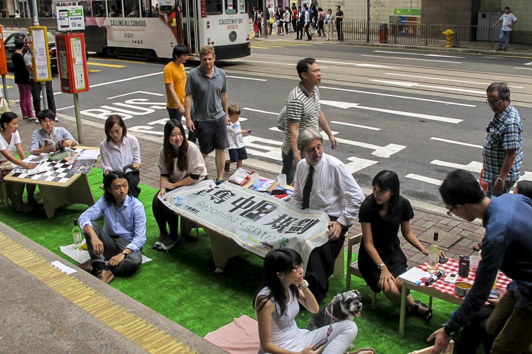 环团成员在德辅道中发起快闪行动,模拟理想中的街道面貌。