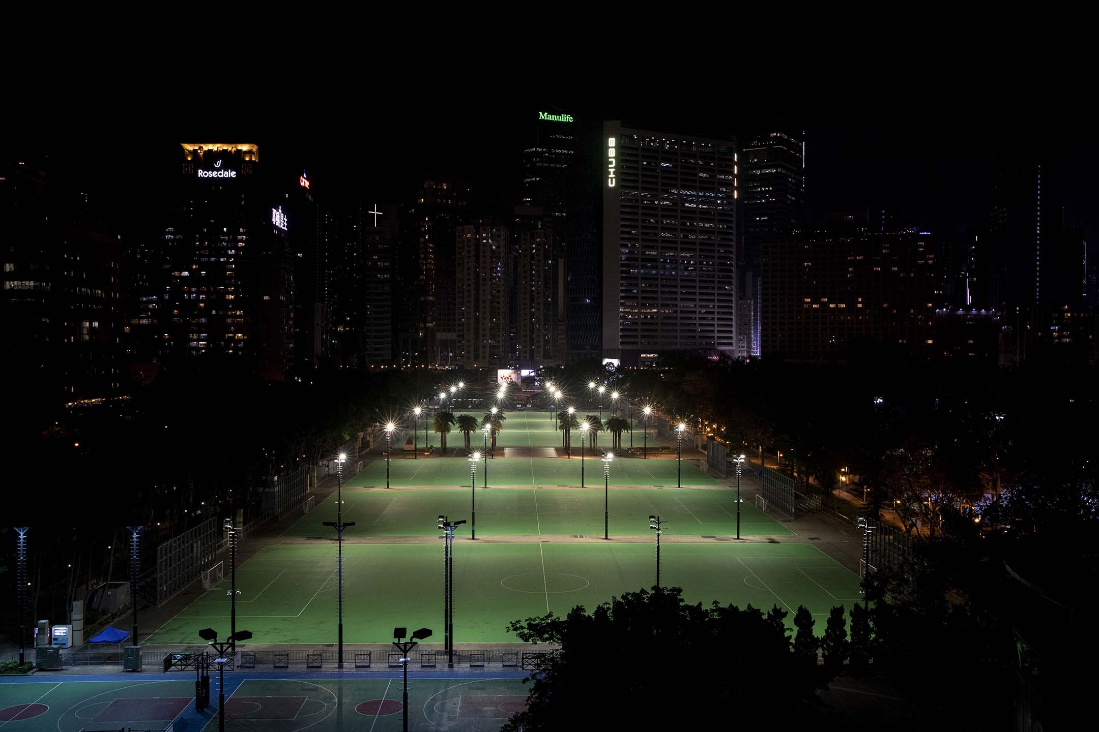 2021年6月4日,香港維多利亞公園。支聯會早前申請在維園舉辦六四悼念集會遭警方反對,警方調動7000警力在全港高調戒備,往年滿佈燭光的維園足球場空空如也。