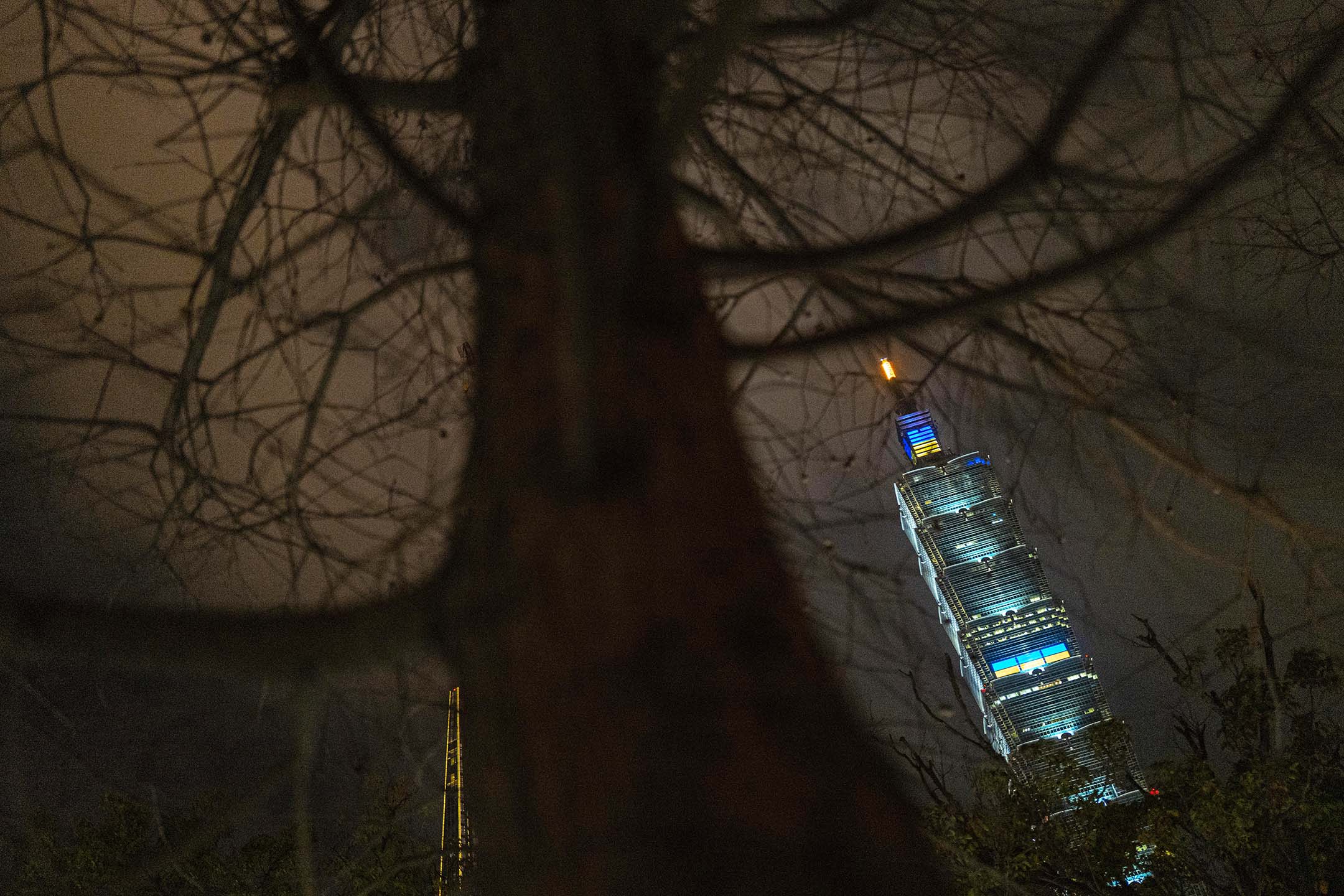 2022年2月27日,台北101大楼亮起乌克兰国旗的颜色。