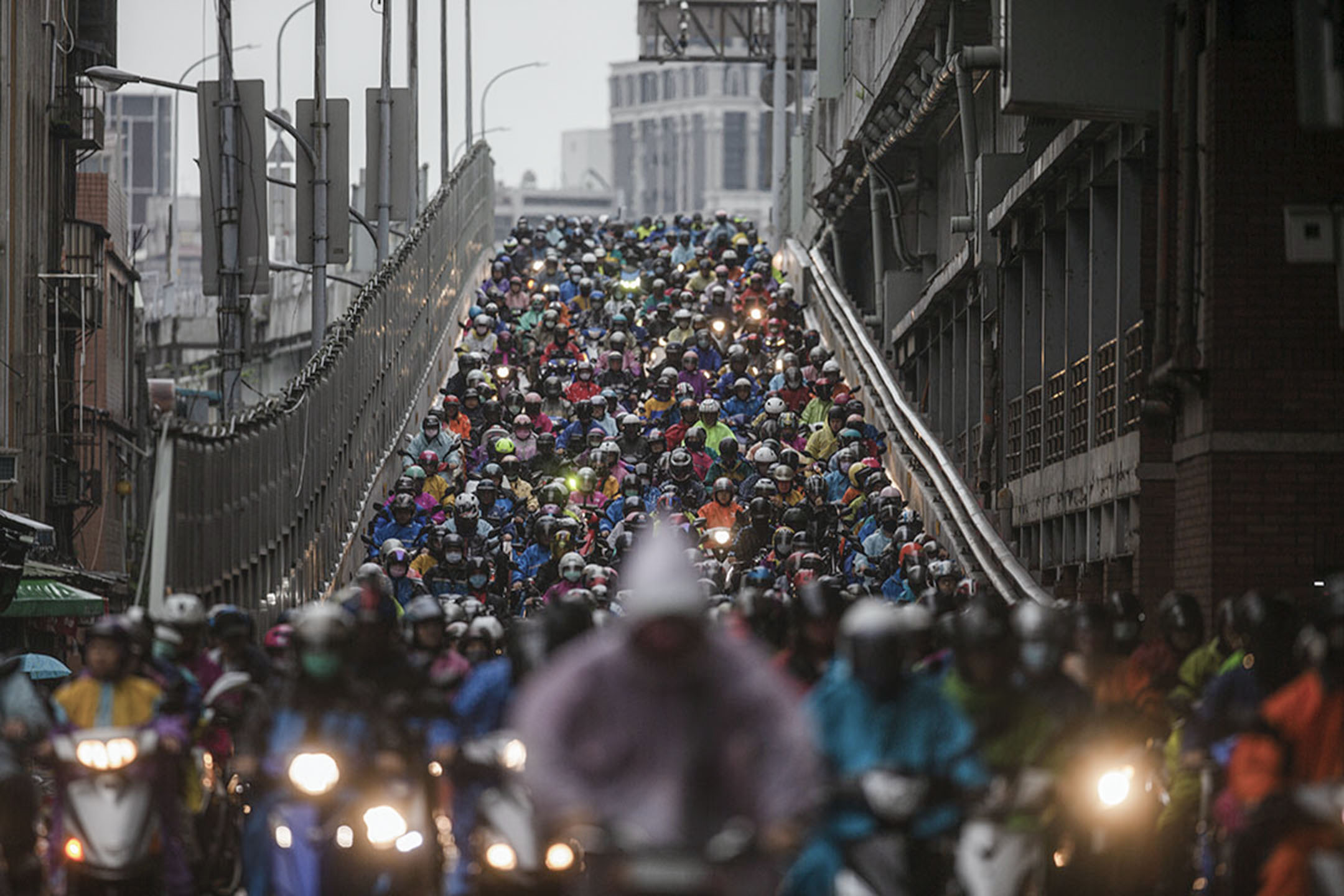 2020年3月12日,台北,市民在早上騎機車上班。