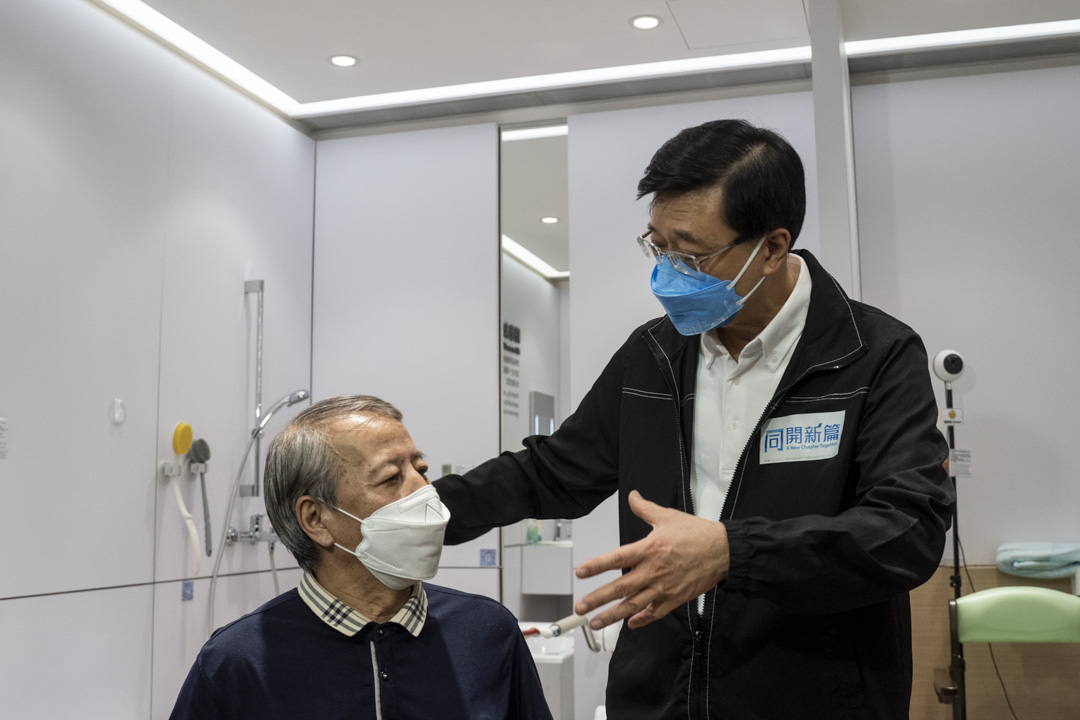 2022年5月1日,特首选举参选人李家超到访沙田探访赛马会“a家”乐龄科技教育及租赁服务中心,并与长者交流。
