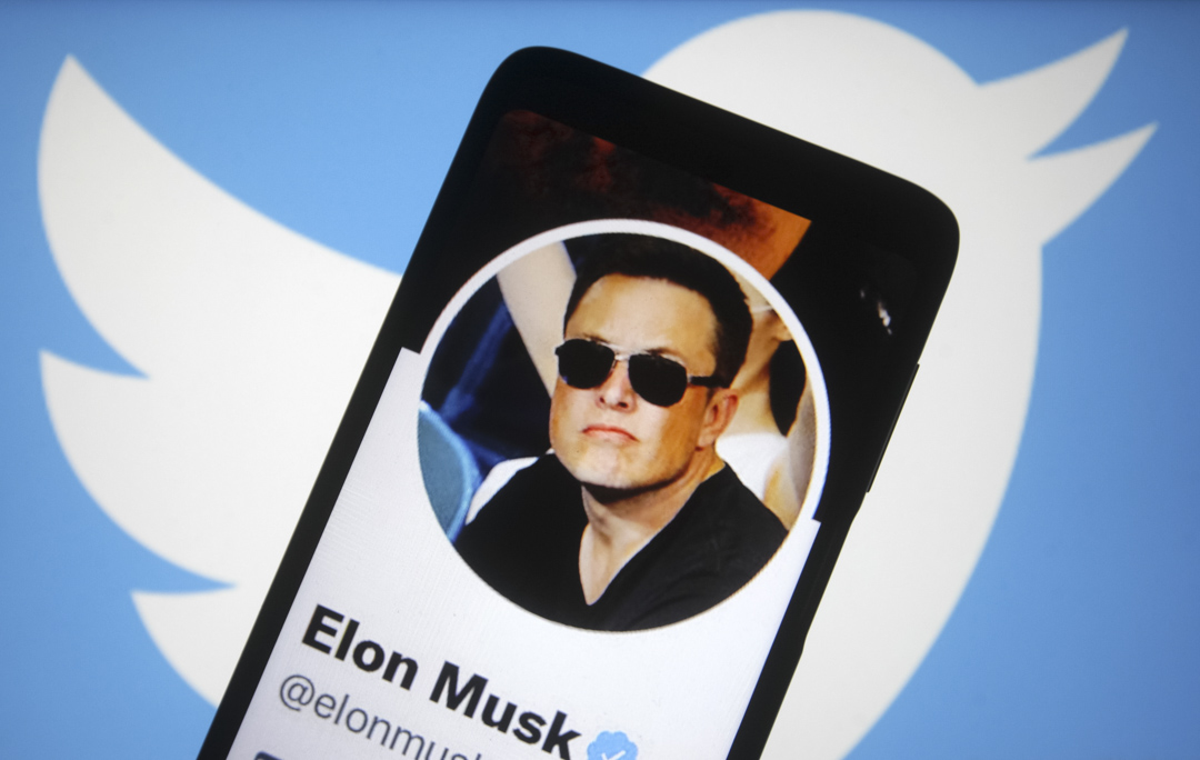 2022年4月26日,智能手機屏幕上看到 Elon Musk 的 Twitter 帳戶,背景是 Twitter 徽標。