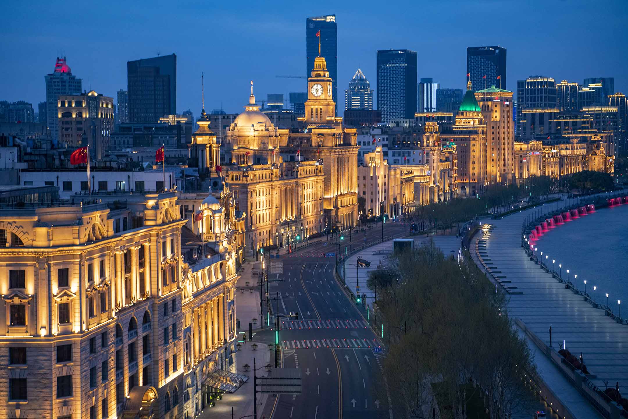 2022年4月1日，上海，疫情期間，空蕩蕩的外灘街道。