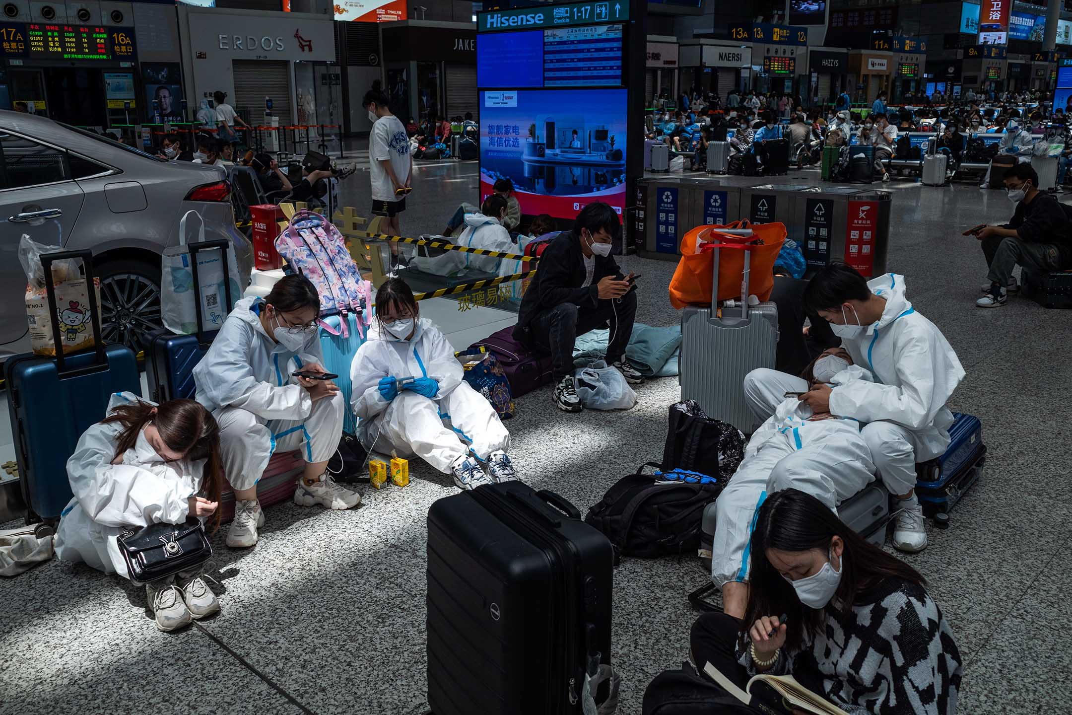 2022年5月22日,上海,旅客在上海虹橋火車站等候火車。