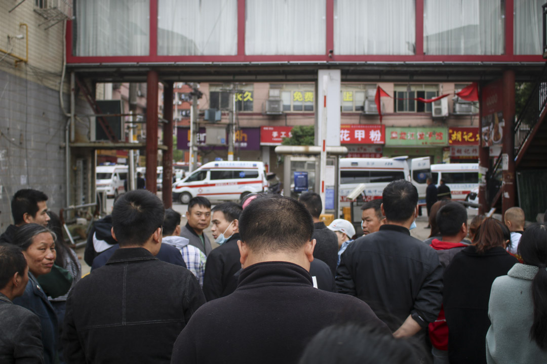 人們在警戒線外圍觀。