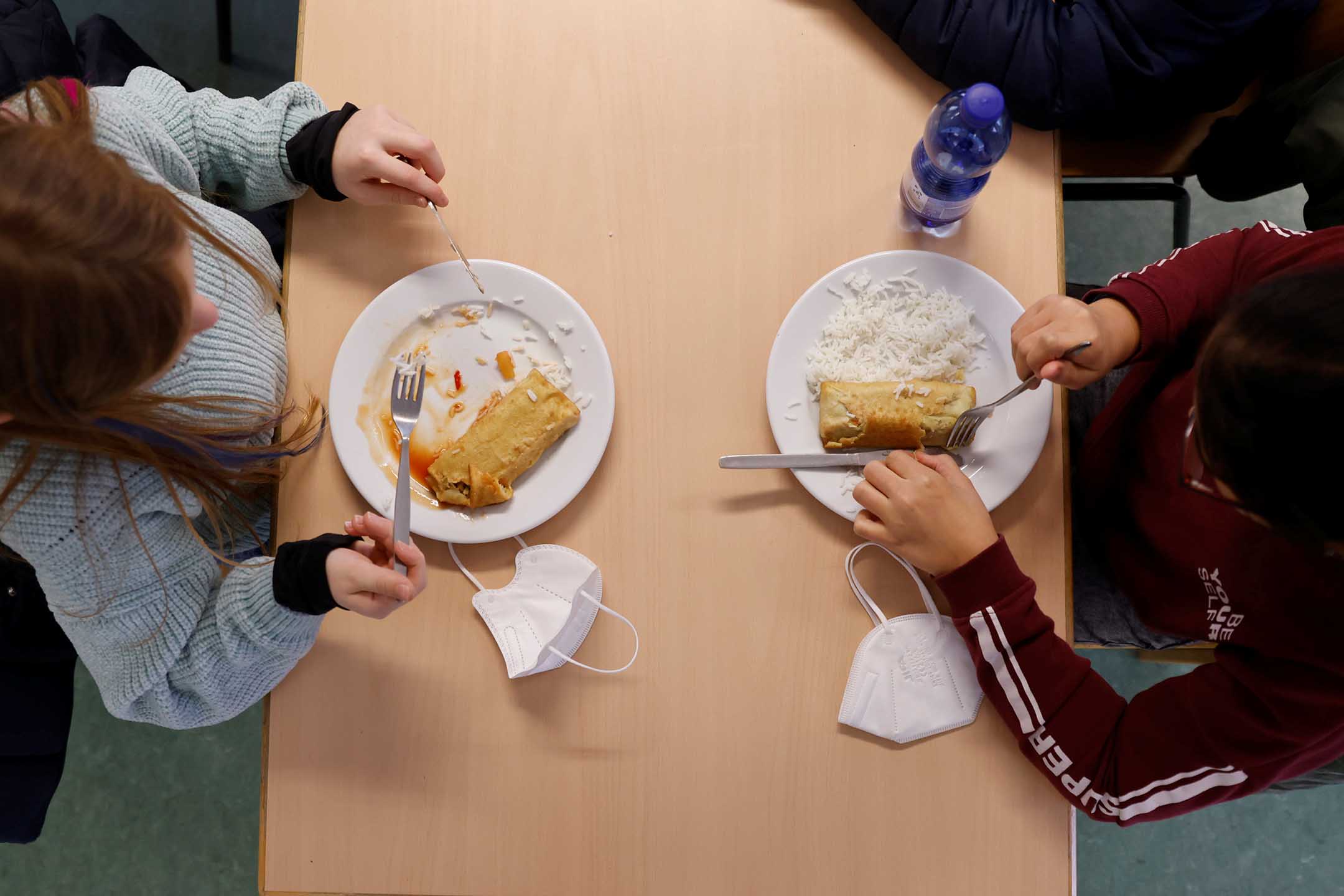 2021年1月28日,德国柏林,小学的学童在食堂吃午餐。