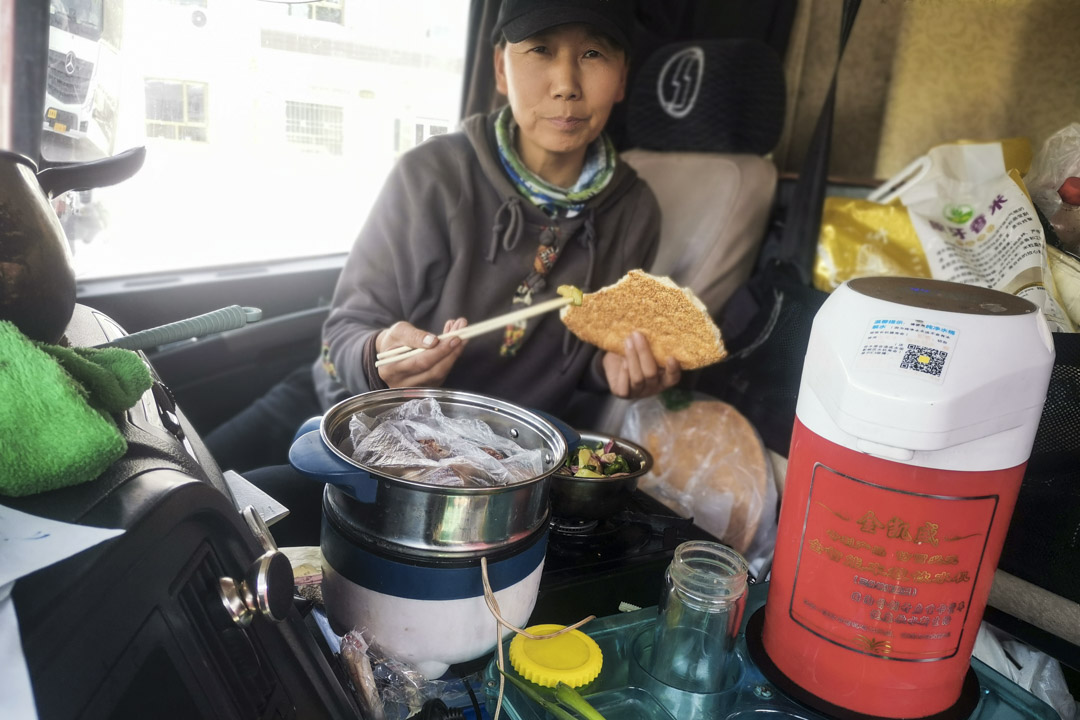 4月21日,從杭州到新疆的路上,謝琳在服務區吃午飯。因服務區太小而謝琳的車太大,停在裏頭就堵着路,因此保安讓她吃完走。她原本想做蛋花湯但沒做成,只能用洋蔥、辣椒、黃瓜拌了一下,配着饢餅吃。