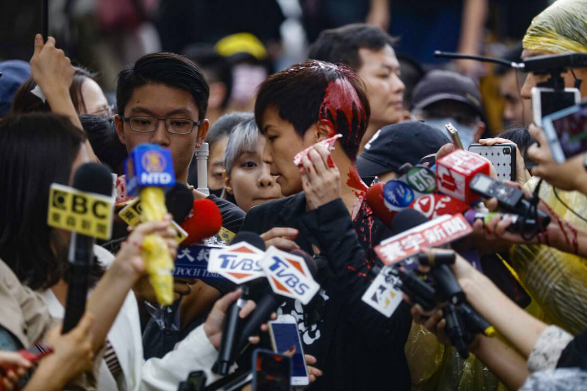 2019年9月29日,香港歌手何韵诗在台北参加声援香港反修例示威活动,接受记者访问期间遭人泼红油。