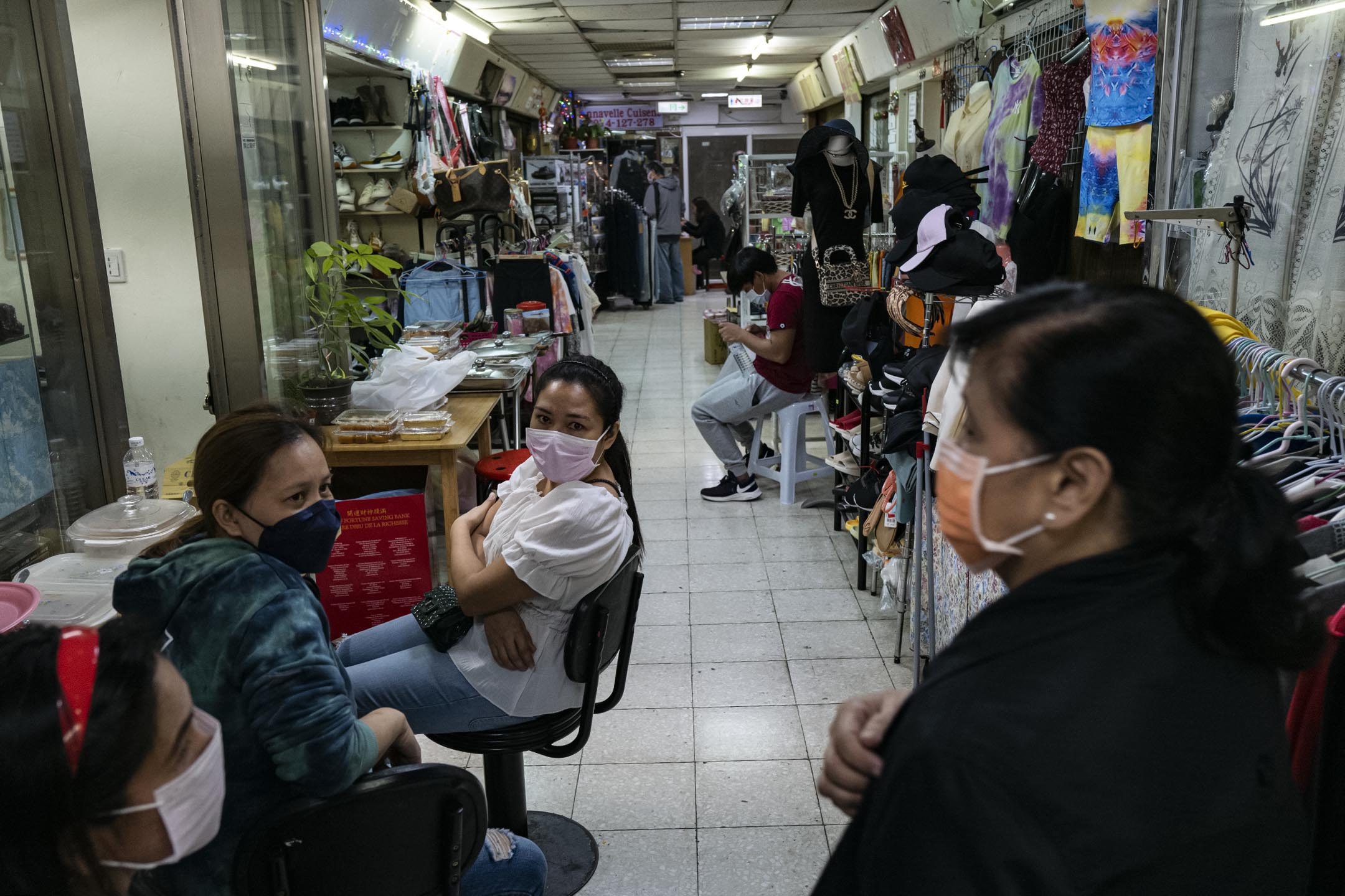 2022年5月15日,台北圆山,一个菲律宾人聚集购物的商场。
