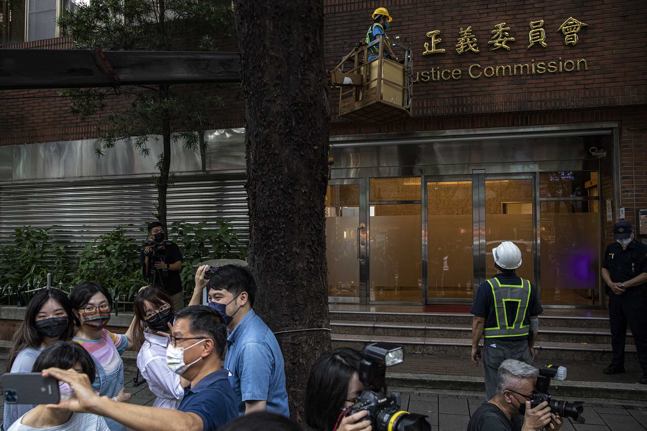 2022年5月30日,台北,促轉會門口的標誌被移除,職員拍照留念。