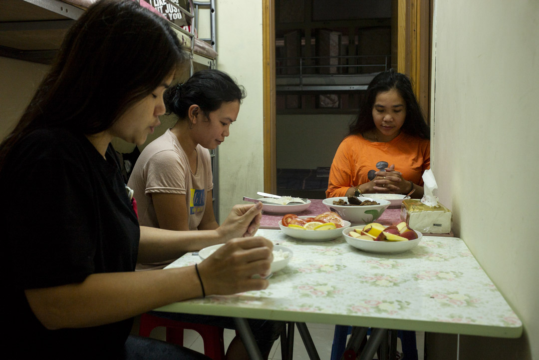 Marilou(左)、Marnie(中)、Genisa(右)都是從菲律賓來港的移工,他們原本互不認識,卻因Covid-19的困境結緣,「在我們生命最黑暗的時候,他們(胡頌恆及其伙伴)接納了我們。」Marnie說。