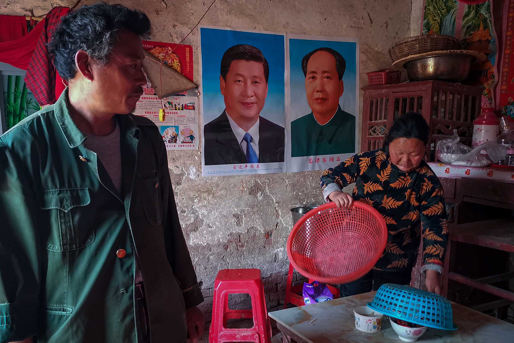 2020年4月7日,安徽,习近平和毛泽东的肖像贴在一个老人的家中。