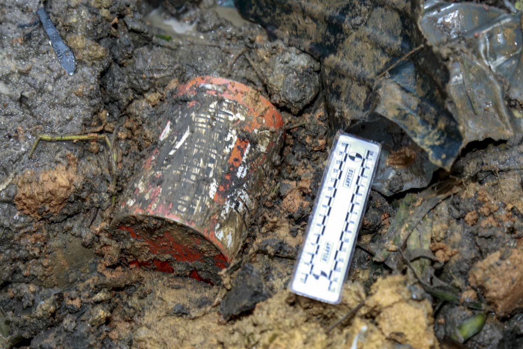 2022年3月23日,救援人員在廣西梧州市滕縣墜機現場發現一個黑盒子,初步確定為東方航空公司MU5735客機的飛行記錄器。圖:VCG via Getty Images