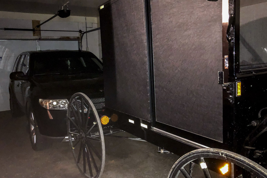 三個月前,他們車庫裡還停著一架馬車,和新置的韓產KIA放在一起。