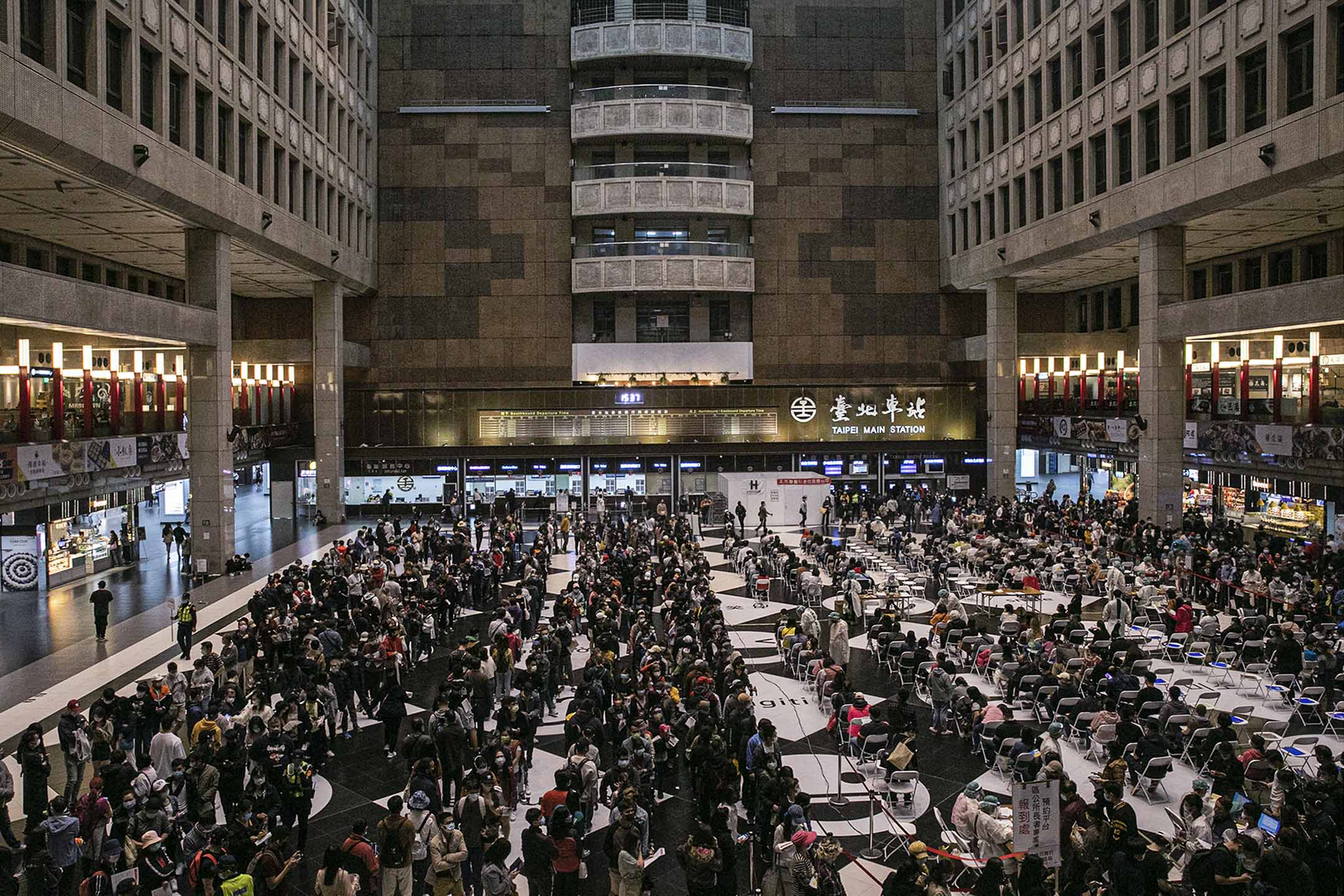 2022年4月17日,台北車站,大量市民在車站等待打疫苗。