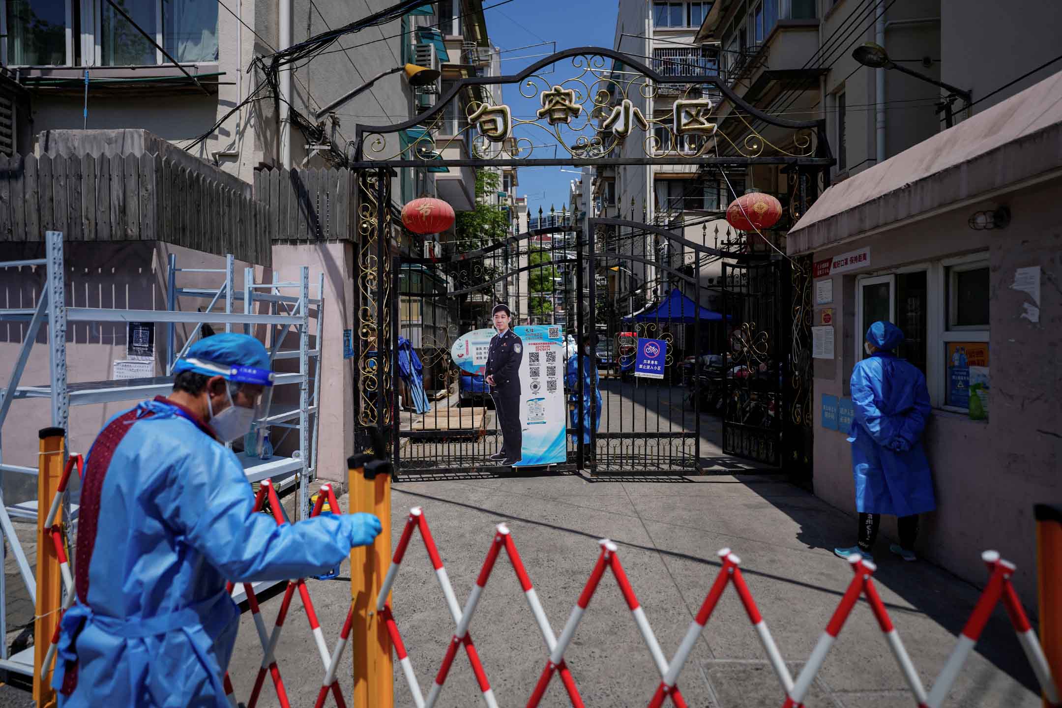 2022年5月5日,上海,2019冠狀病毒病流行期間,一個住宅區的入口被封鎖。