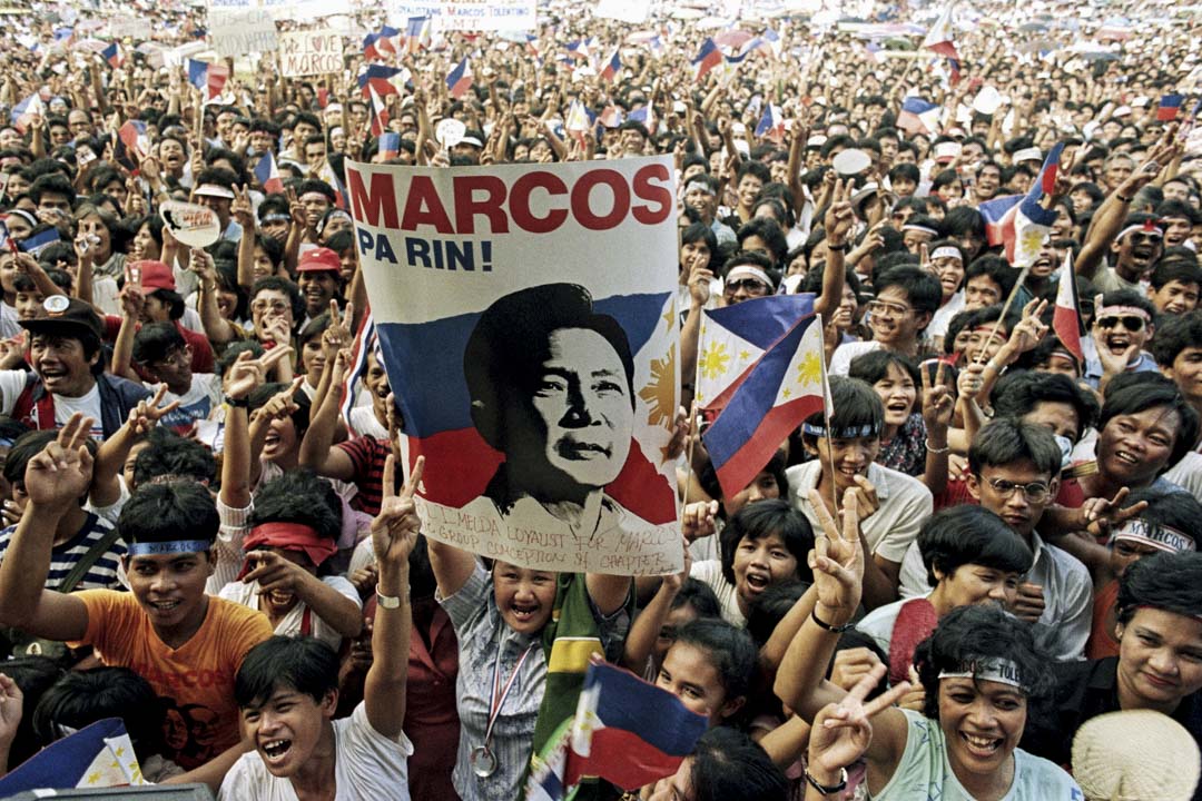 1986年4月13日,萬名被罷免總統馬可斯 (Ferdinand E. Marcos) 的支持者在馬尼拉的黎剎公園舉行集會,要求馬可斯從流亡美國歸來。