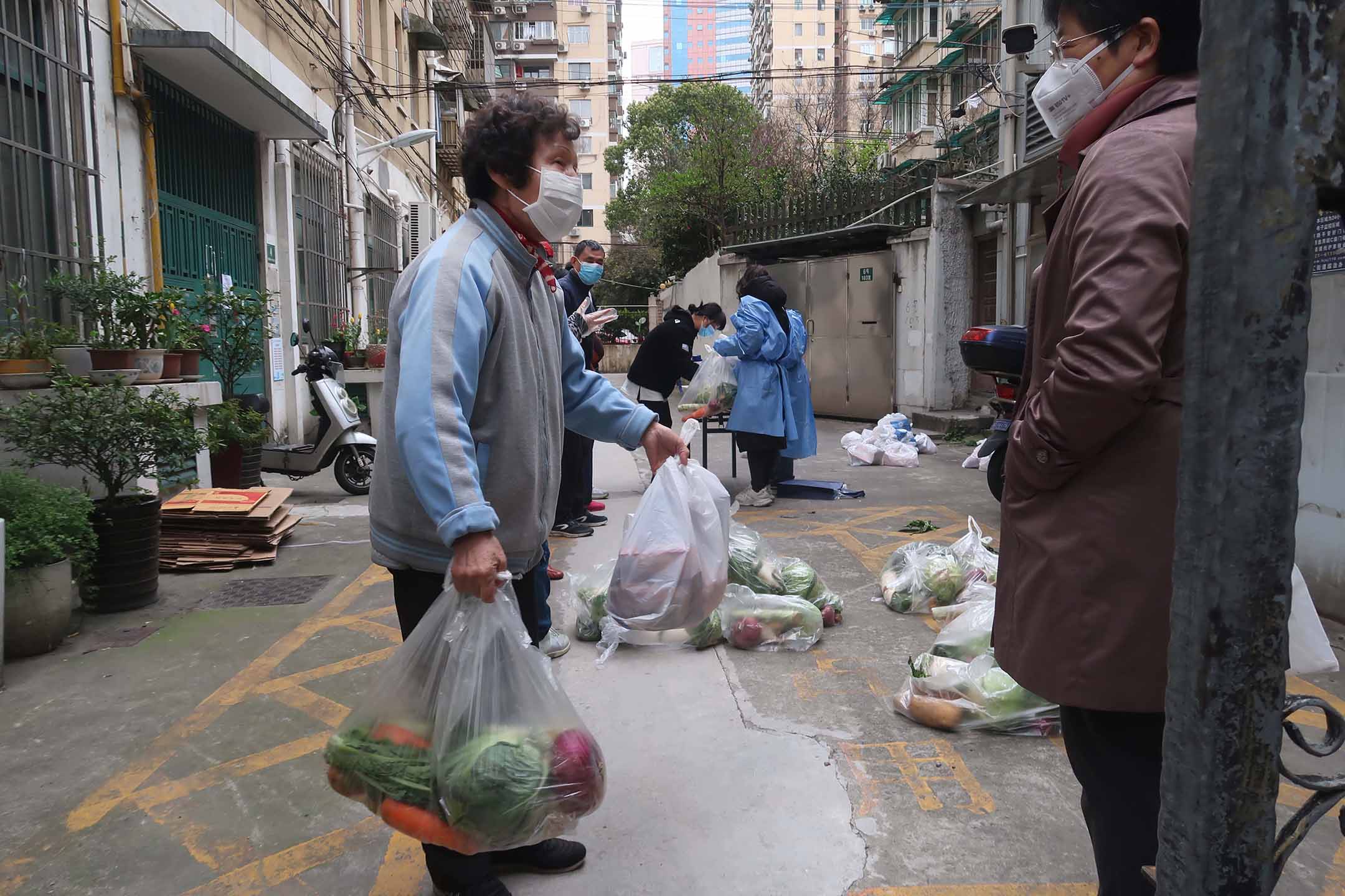 2022年3月31日,上海,封城期間,當地居民排隊領取食品。