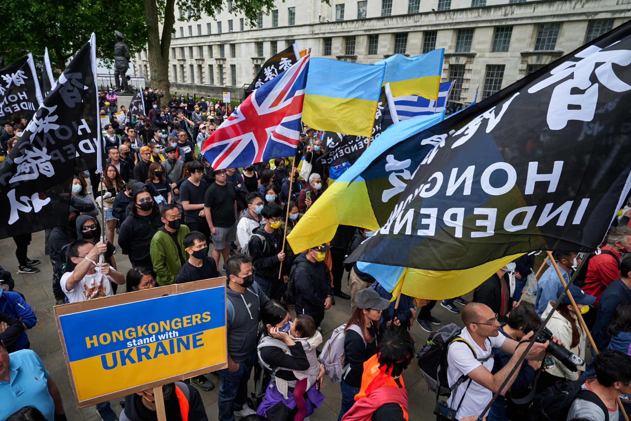 2022年6月4日,伦敦,七个英国香港人组织联英国乌克兰人组织,伦敦唐宁街对出(Downing Street)举办集会,不少参与集会人士手持乌克兰国旗及香港旗,与及停战标语。。