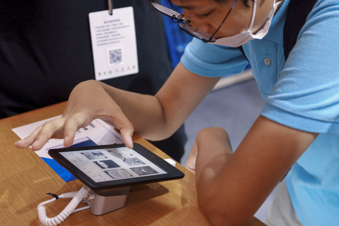 2020年8月12日,一位顾客在上海书展的Kindle摊位试阅电子书。