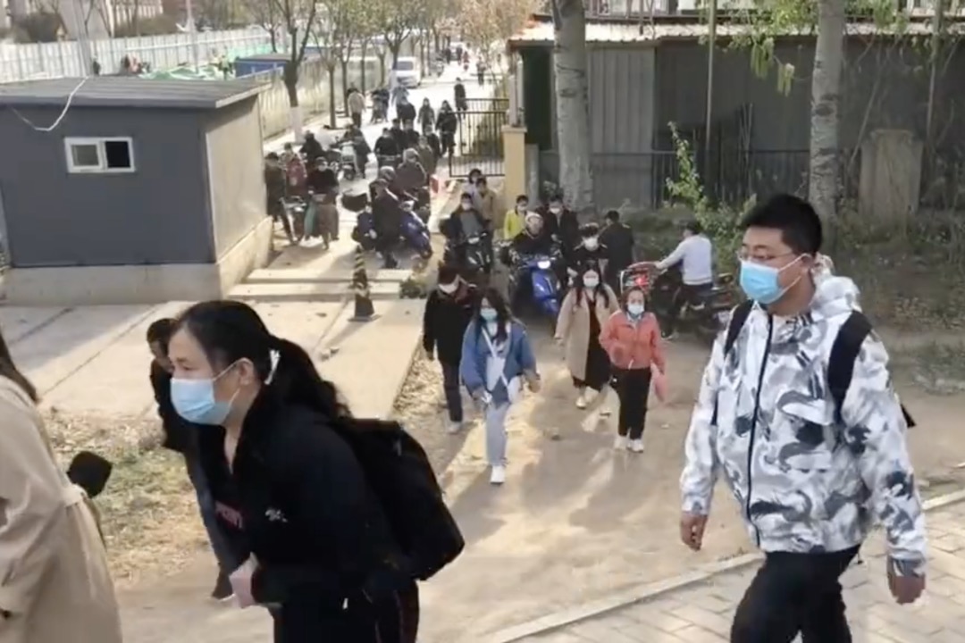 2022年4月12日,燕郊居民徒步到北京上班。