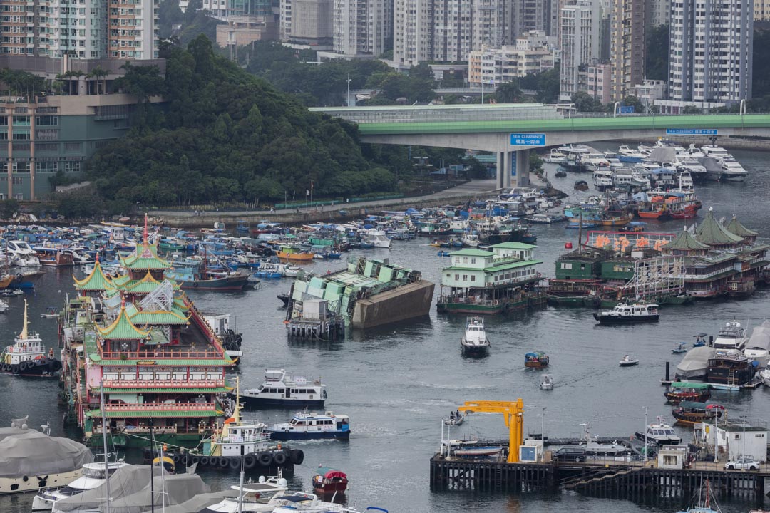 2022年6月14日,珍宝海鲜舫由多艘护航船拖走离开香港仔,留下太白海鲜舫在海上。