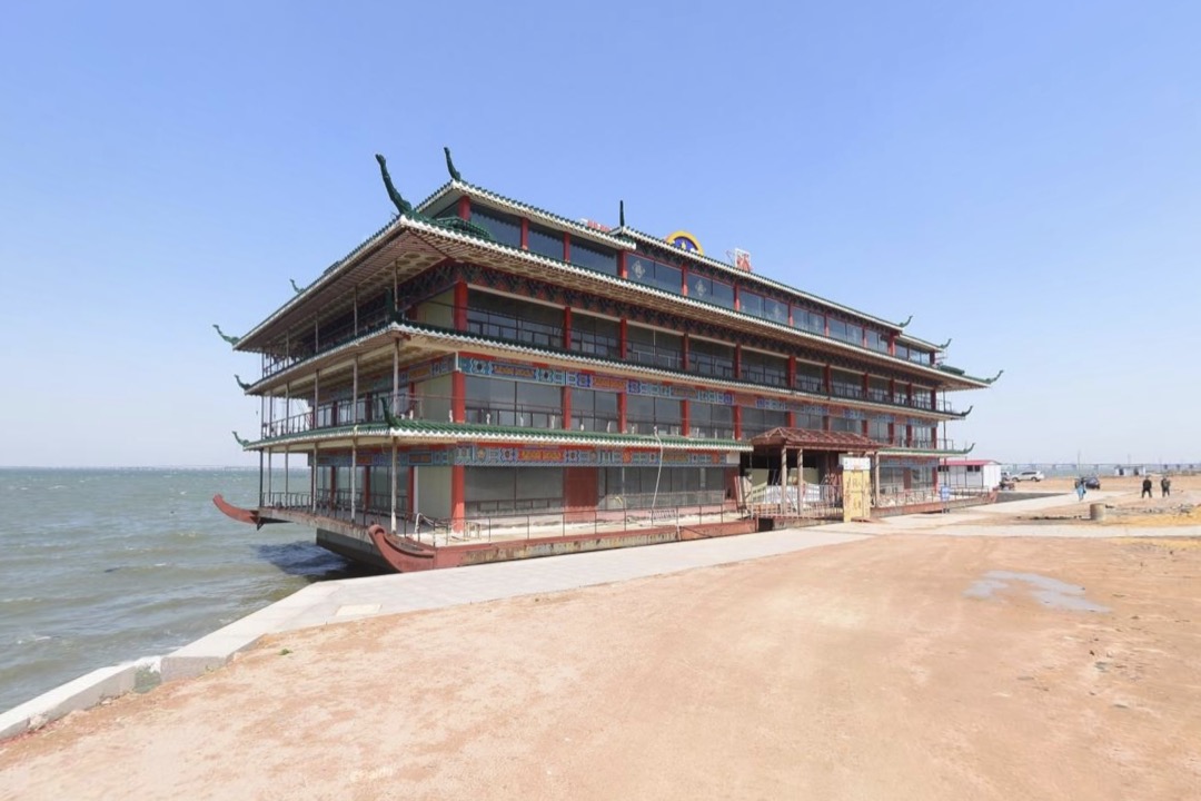 2019年3月,“海角皇宫”停泊在滨海欢乐城附近的海边。